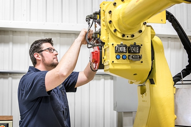 亚博平台登录网站RobotWorx_Technician_Refurbishing_ndustrial-Robot.jpg #资产:384