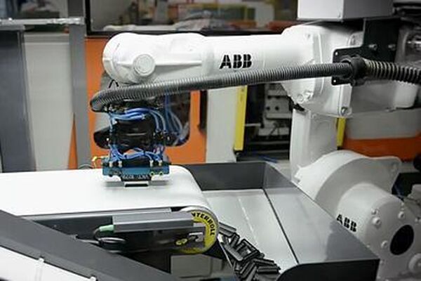 ABB_Plastics_Robots.jpg #资产:703